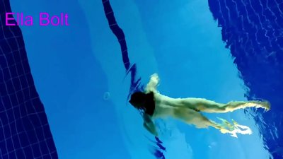 Saya tidak bisa berhenti menonton, pirang muda tertangkap basah berenang di kolam resor ELLA BOLT