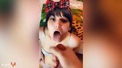 Gadis sekolah menengah mendapatkan air mani pertamanya di mulutnya dari teman sekelas